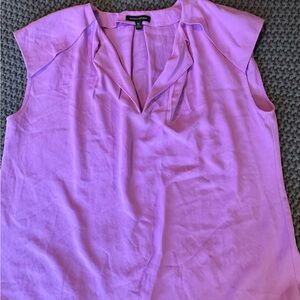 Banana Republic Beautiful top with lovely detailing at the sleeves.